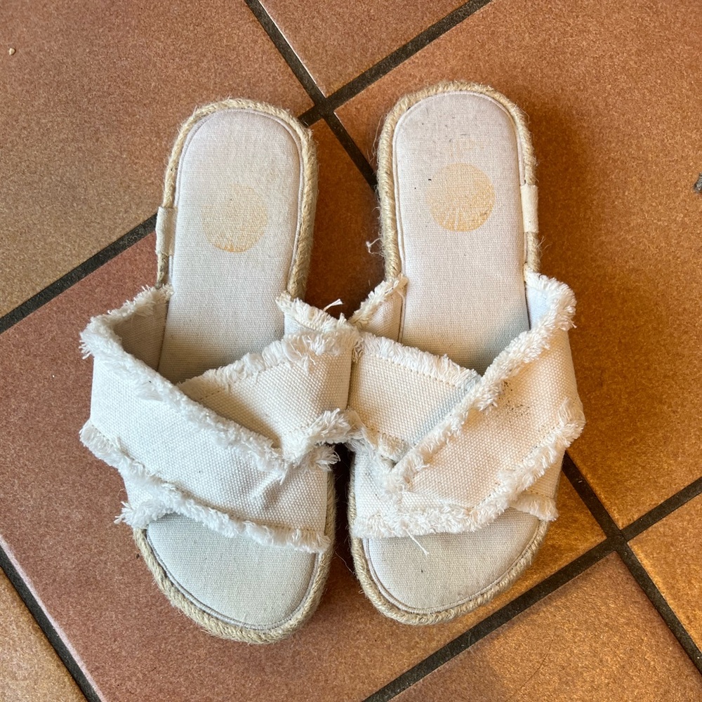 Off white fringed denim sandal